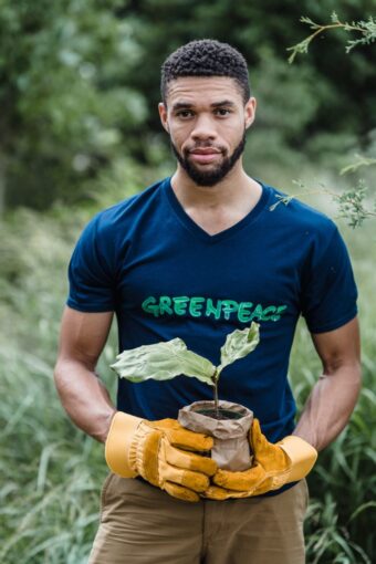 facet_trzyma_roślinę